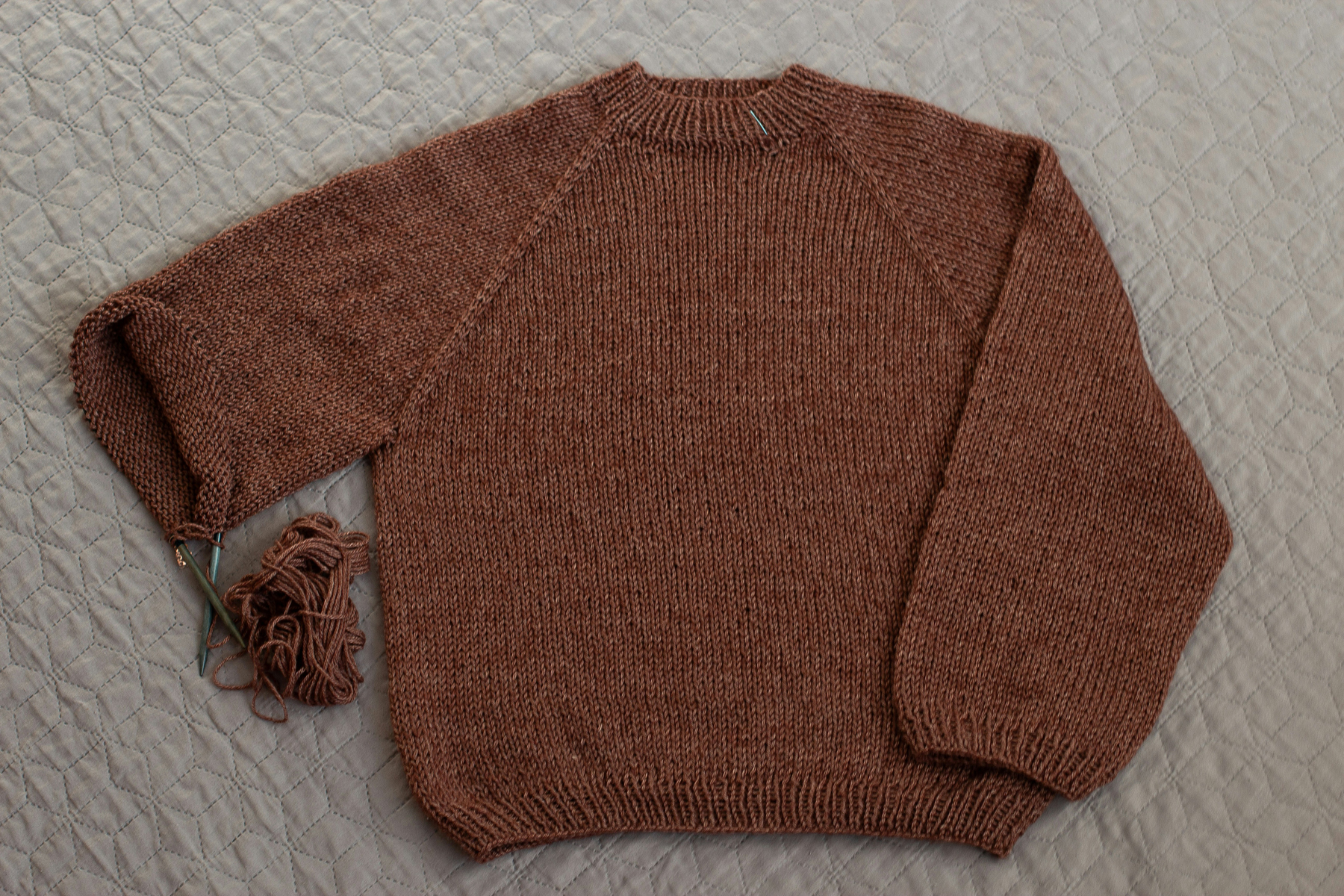 Pullover liegt flach und wird in Form gezogen