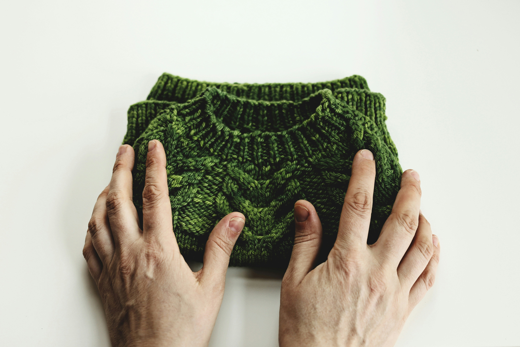 Kleine Kleidung wird vorsichtig gewaschen