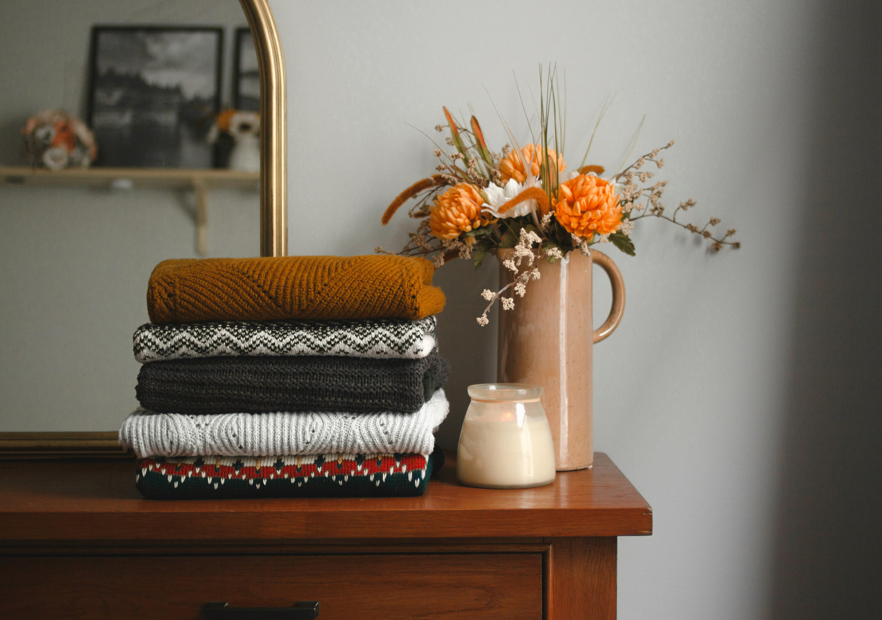 Gefaltete Pullover im Regal