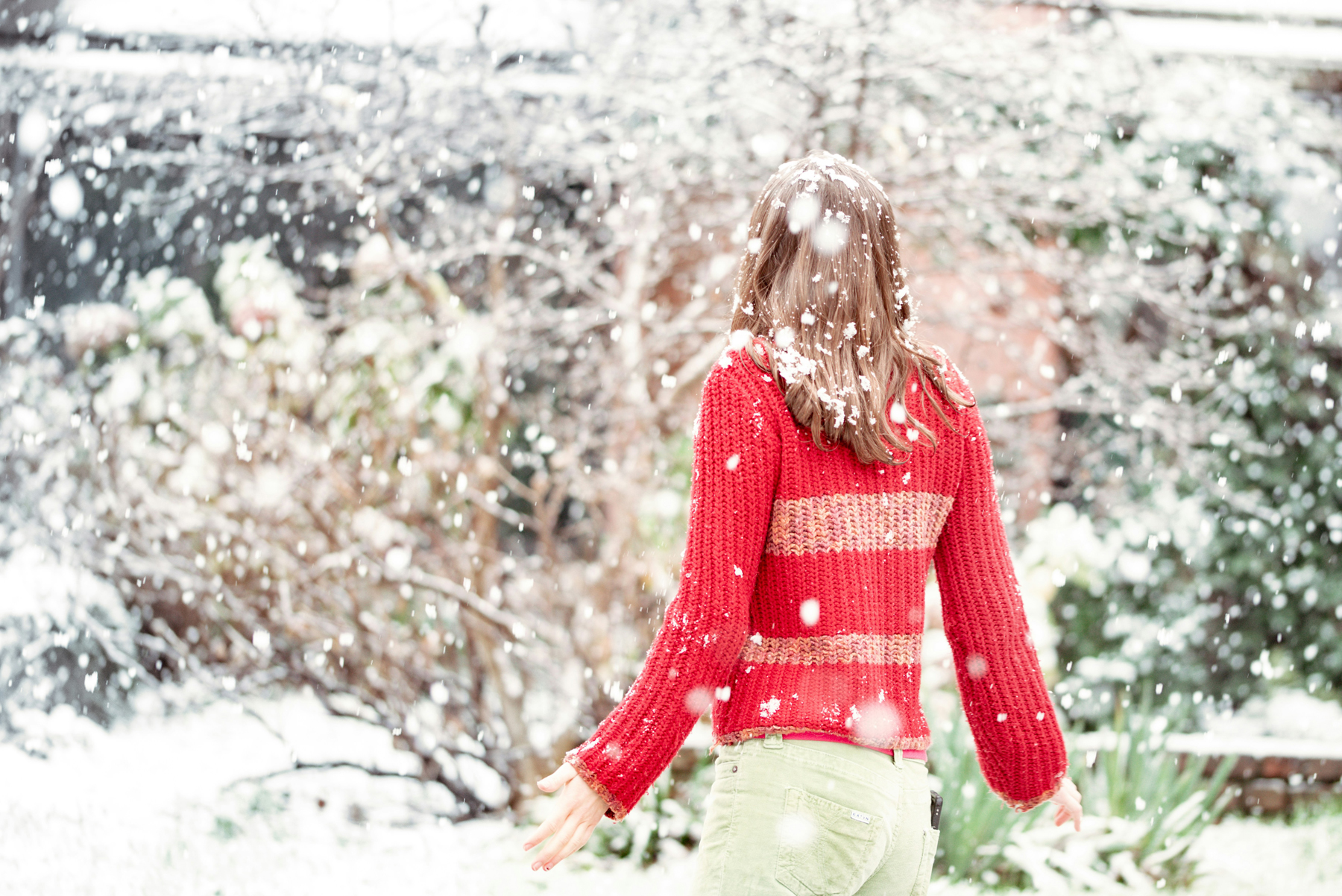 Pullover wird im Winter getragen