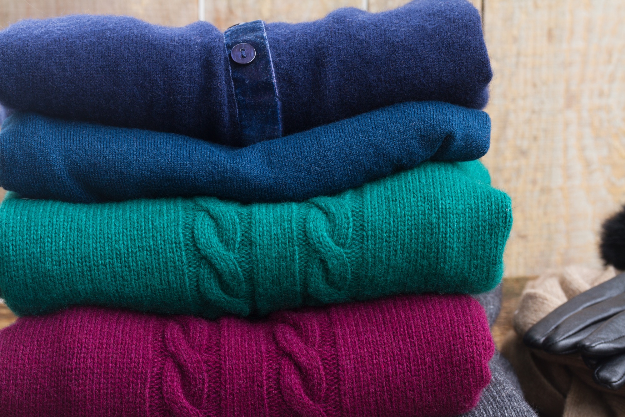 Neuer Kaschmir-Pullover vor dem ersten Waschen
