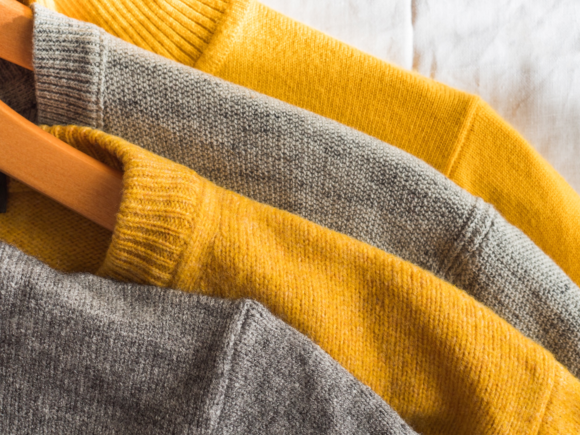 Kaschmir-Pullover mit Farbabgabe im Waschwasser