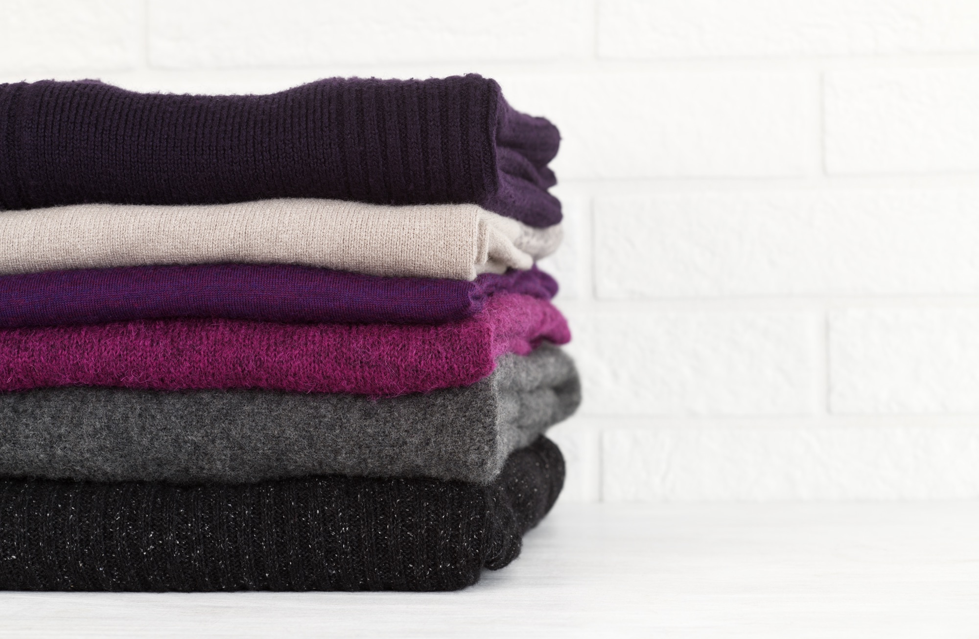 Sorgfältig gefaltete Kaschmir-Pullover im Schrank