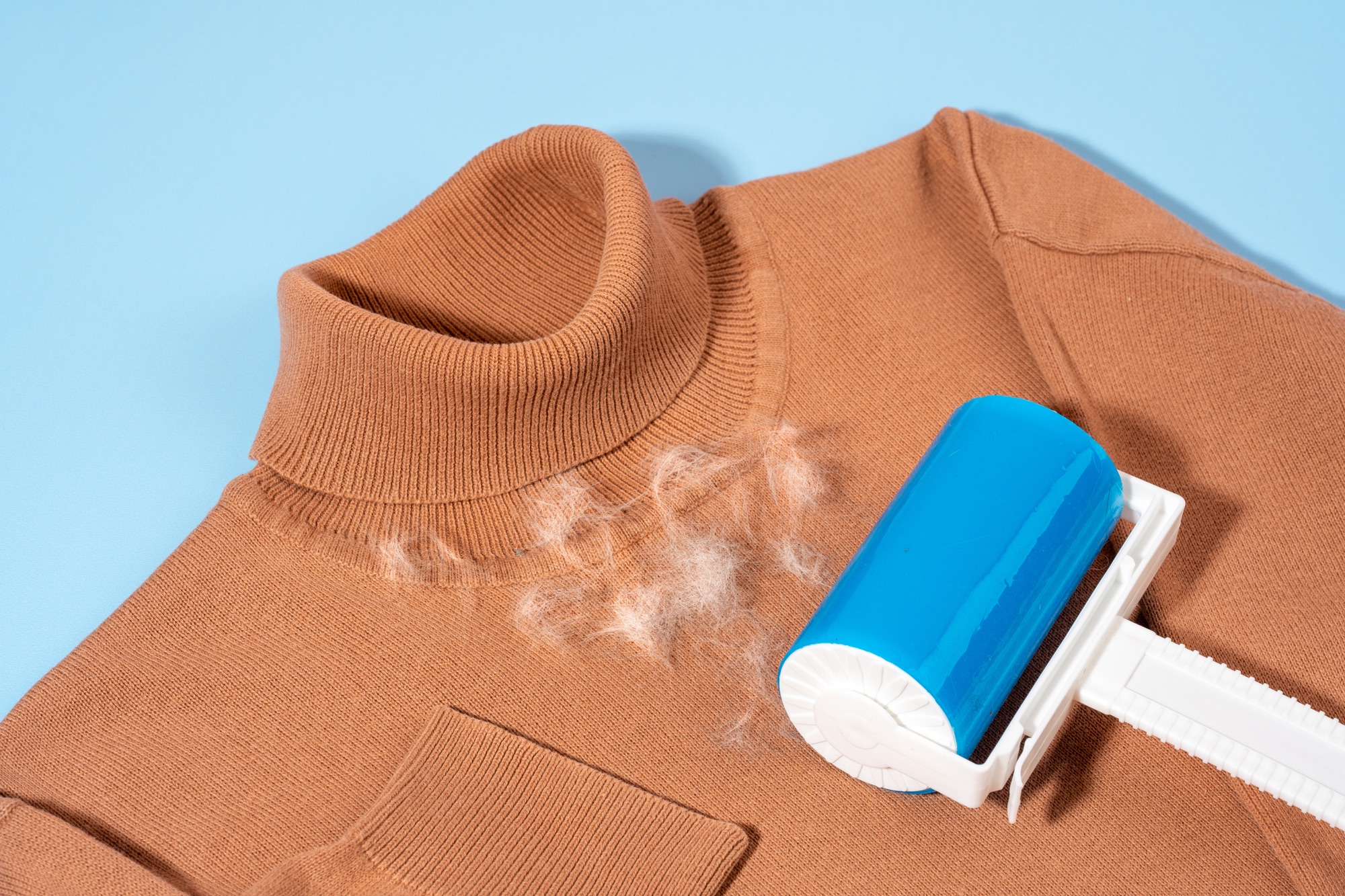 Stark verfilzter Kaschmir-Pullover auf einem Tisch