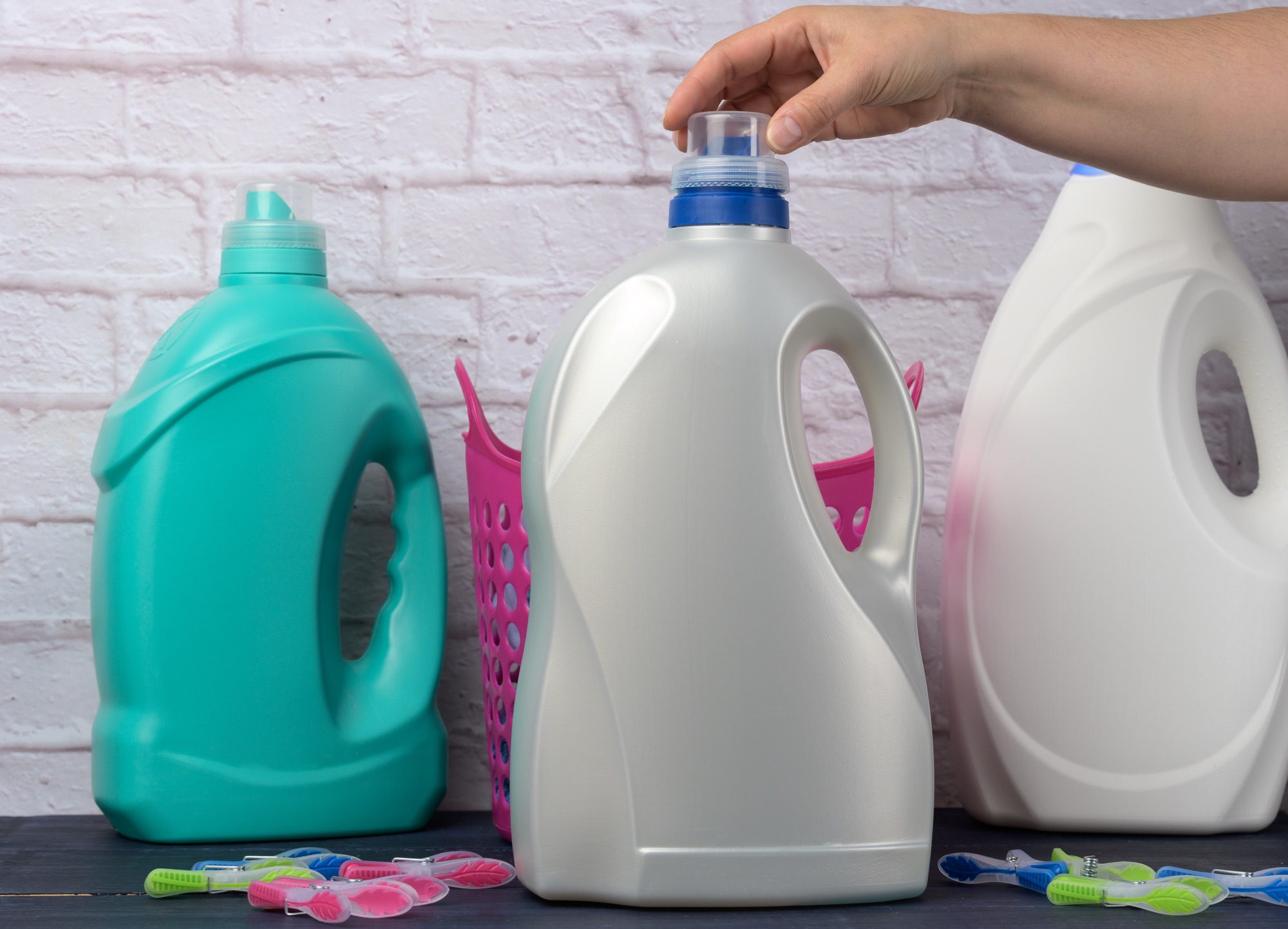 Flasche Wollwaschmittel neben einer Schüssel